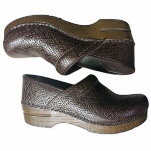 Dansko Embossed Leather Clogs Womens 39 Professional Comfort Boho Workwear Nurse